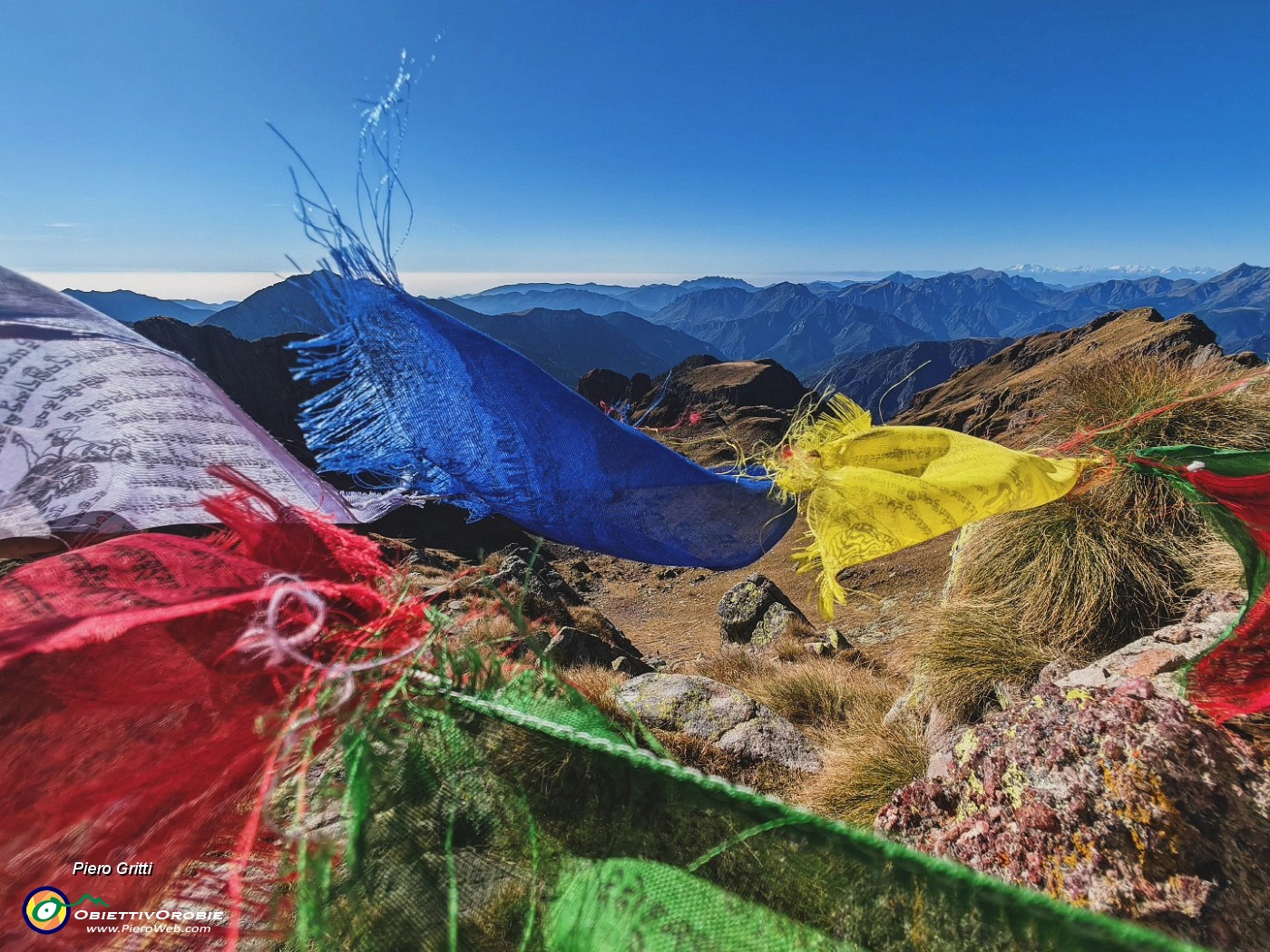 30 Bandierine colorate alla Madonnina del Pietra Quadra.jpg